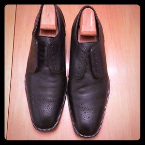 Rockport oxfords in black.